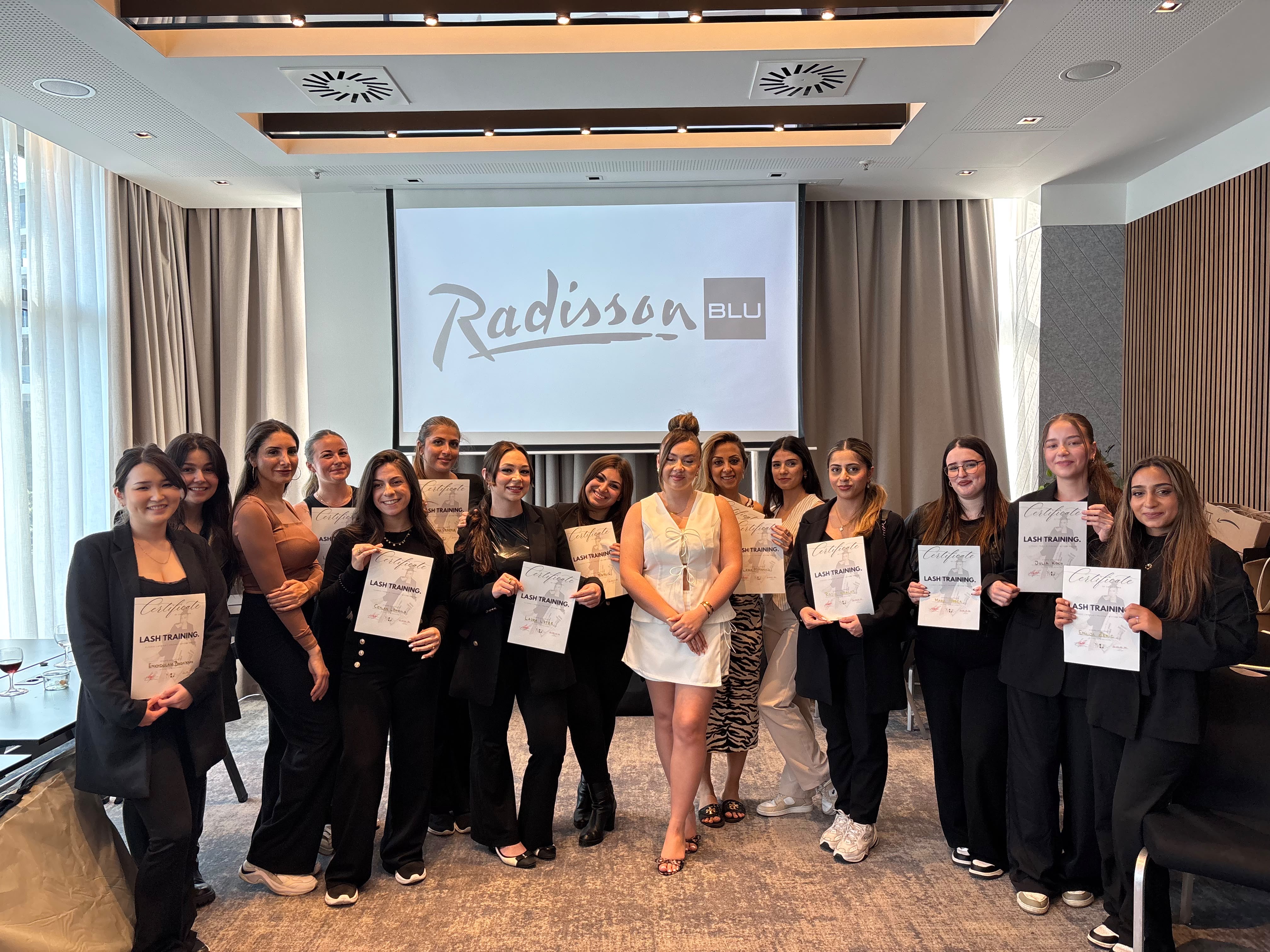 Lash Training Zertifikatsübergabe – Wimpernverlängerung Ausbildung Absolventinnen